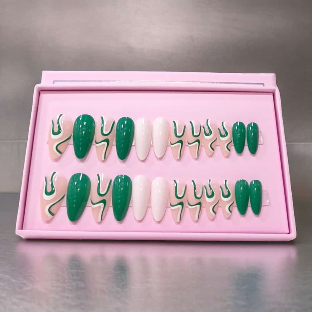 24Pcs OTWOO green Matte Nails with accessories